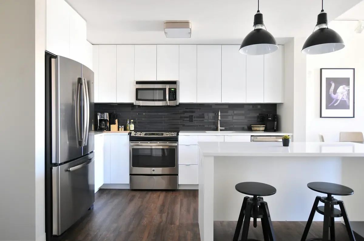 Fitted kitchen with breakfast bar